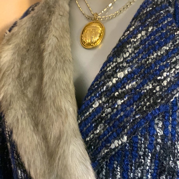 K & K Luxury New York Tweed Coat W/Faux Fur Color.  Sz  M - Picture 5 of 5